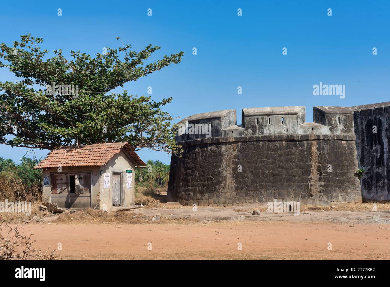 Sultan Battery (r), una torre di guardia costruita da Tipu Sultan con le pietre di 23 chiese distrutte; Mangalore, India meridionale Foto Stock
