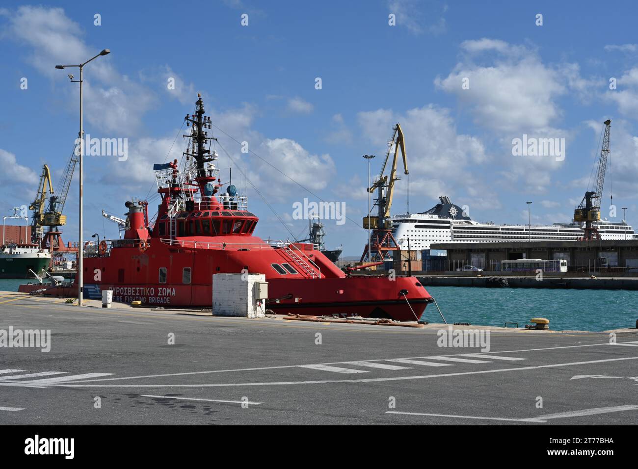 La barca rossa dei vigili del fuoco progettata per estinguere incendi e estinguere incendi di navi e infrastrutture portuali è ormeggiata nel terminal passeggeri del porto marittimo di Heraklion. Foto Stock