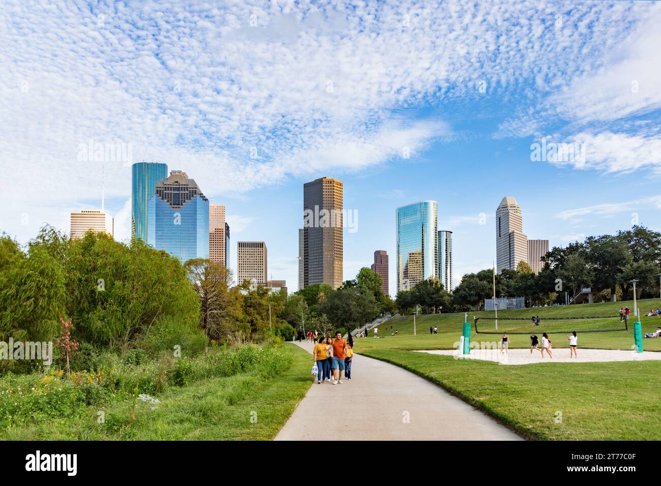 Houston, USA - 22 ottobre 2023: La gente gode di una vista panoramica dello skyline di Houston, Texas al mattino dal Buffalo Bayou Park. Alcuni giocano a pallavolo. Foto Stock