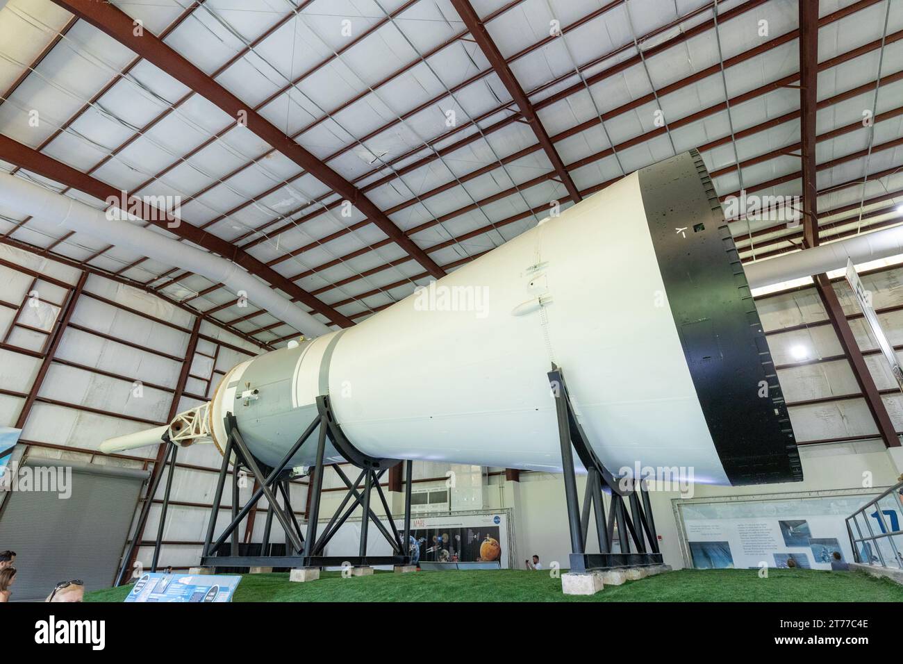 Houston, USA - 22 ottobre 2023: Inside hangar with SATURN V Rocket in Space Center - The Lyndon B. Johnson Space Center (JSC) a Houston, Texas. clos Foto Stock