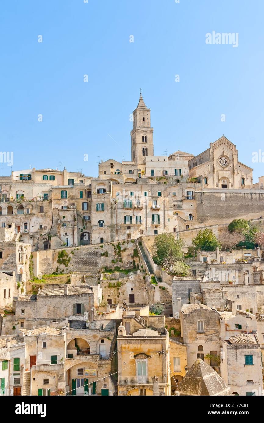 Vista panoramica delle pietre tipiche e della chiesa di Matera. Basilicata, Italia Foto Stock