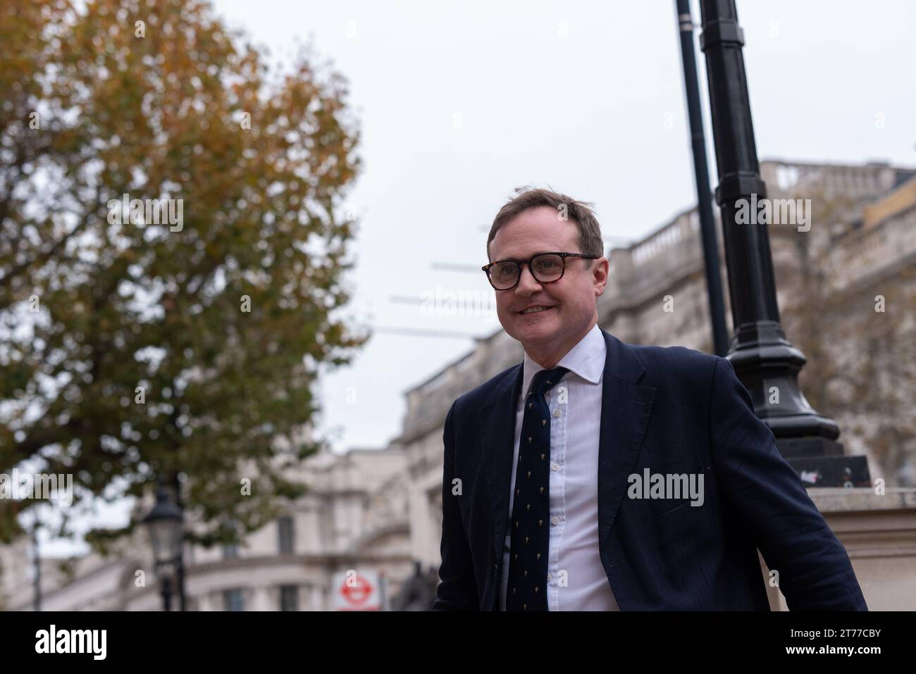 Whitehall, Westminster, Londra, Regno Unito. 14 novembre 2023. Membro conservatore del partito che entra nell'ufficio del Gabinetto. Tom Tugendhat, Ministro di Stato per la sicurezza. Foto Stock