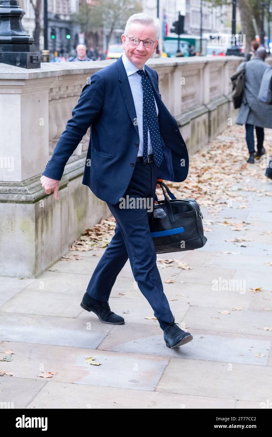 Whitehall, Westminster, Londra, Regno Unito. 14 novembre 2023. Membro conservatore del partito che entra nell'ufficio del Gabinetto. Michael Gove, deputato, Segretario di Stato per il livellamento, gli alloggi e le Comunità e Ministro per le relazioni intergovernative Foto Stock