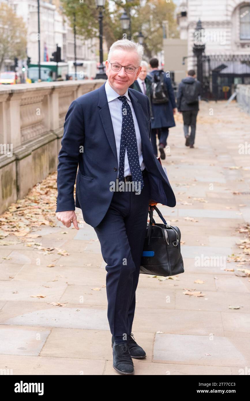 Whitehall, Westminster, Londra, Regno Unito. 14 novembre 2023. Membro conservatore del partito che entra nell'ufficio del Gabinetto. Michael Gove, deputato, Segretario di Stato per il livellamento, gli alloggi e le Comunità e Ministro per le relazioni intergovernative Foto Stock