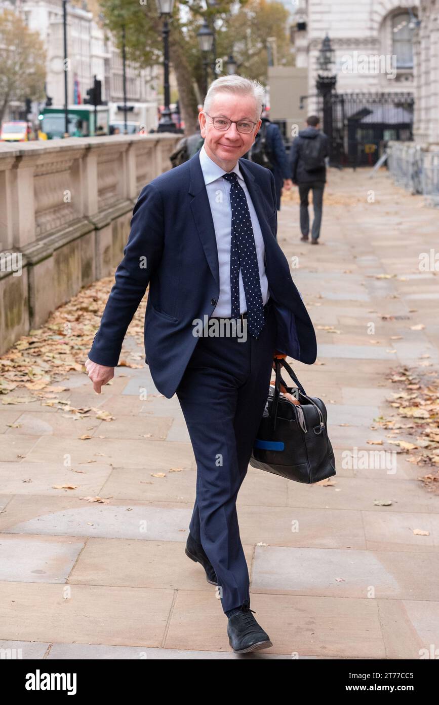 Whitehall, Westminster, Londra, Regno Unito. 14 novembre 2023. Membro conservatore del partito che entra nell'ufficio del Gabinetto. Michael Gove, deputato, Segretario di Stato per il livellamento, gli alloggi e le Comunità e Ministro per le relazioni intergovernative Foto Stock