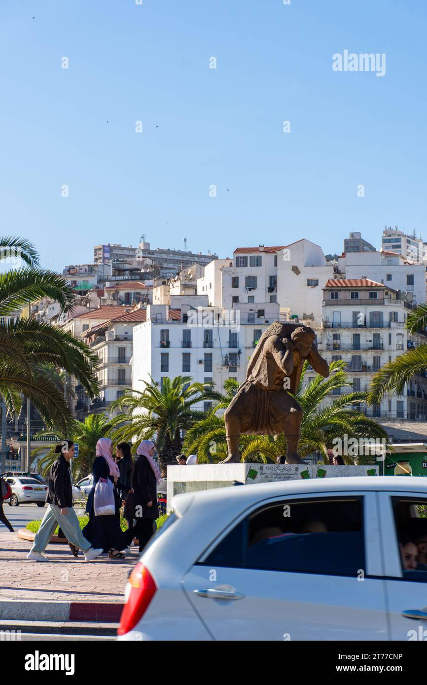 La statua del Porter vicino al porto di Algeri. Foto Stock