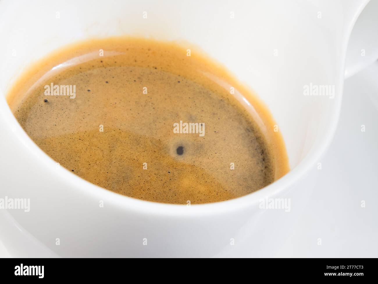 ottimo caffè italiano in una tazza bianca, primo piano su una buona schiuma Foto Stock