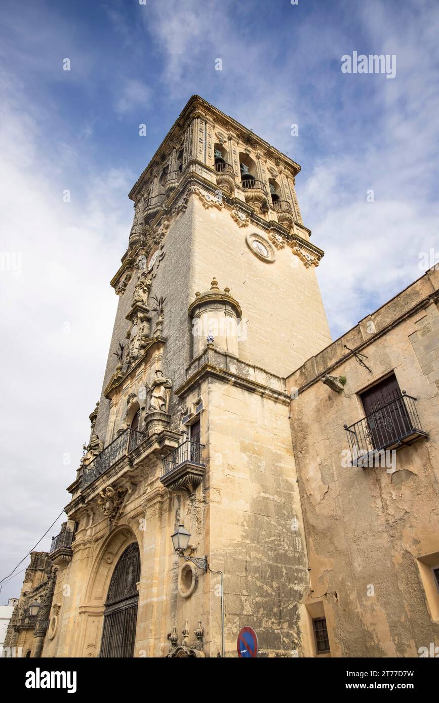 chiesa nella piccola cittadina collinare di arcos de la frontera in andalusia spagna Foto Stock