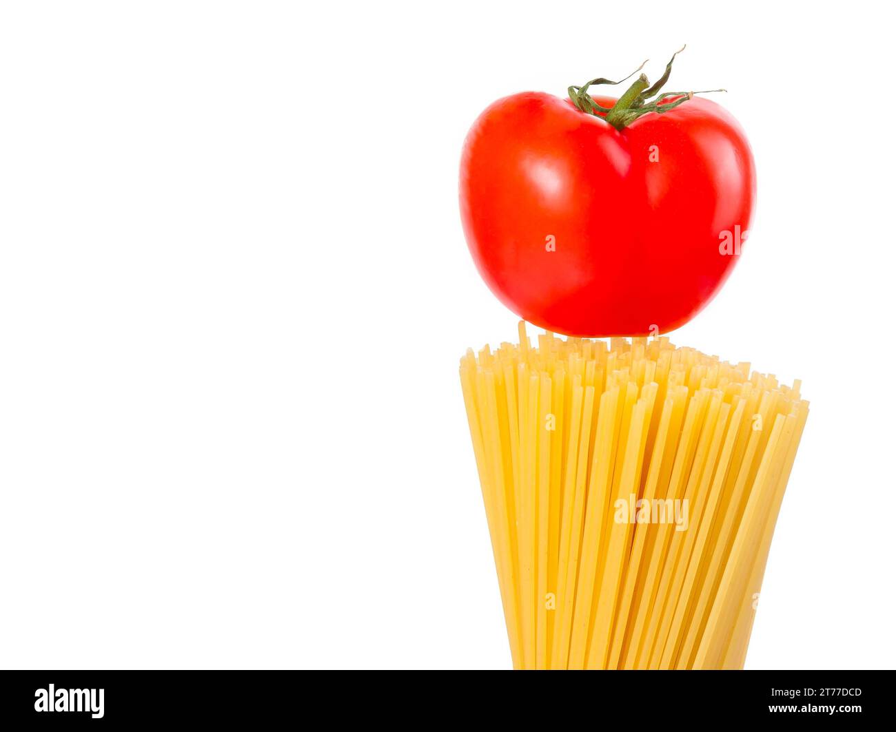 spaghetti di pasta cruda con pomodoro su fondo bianco con spazio per il testo, tipica cucina italiana Foto Stock