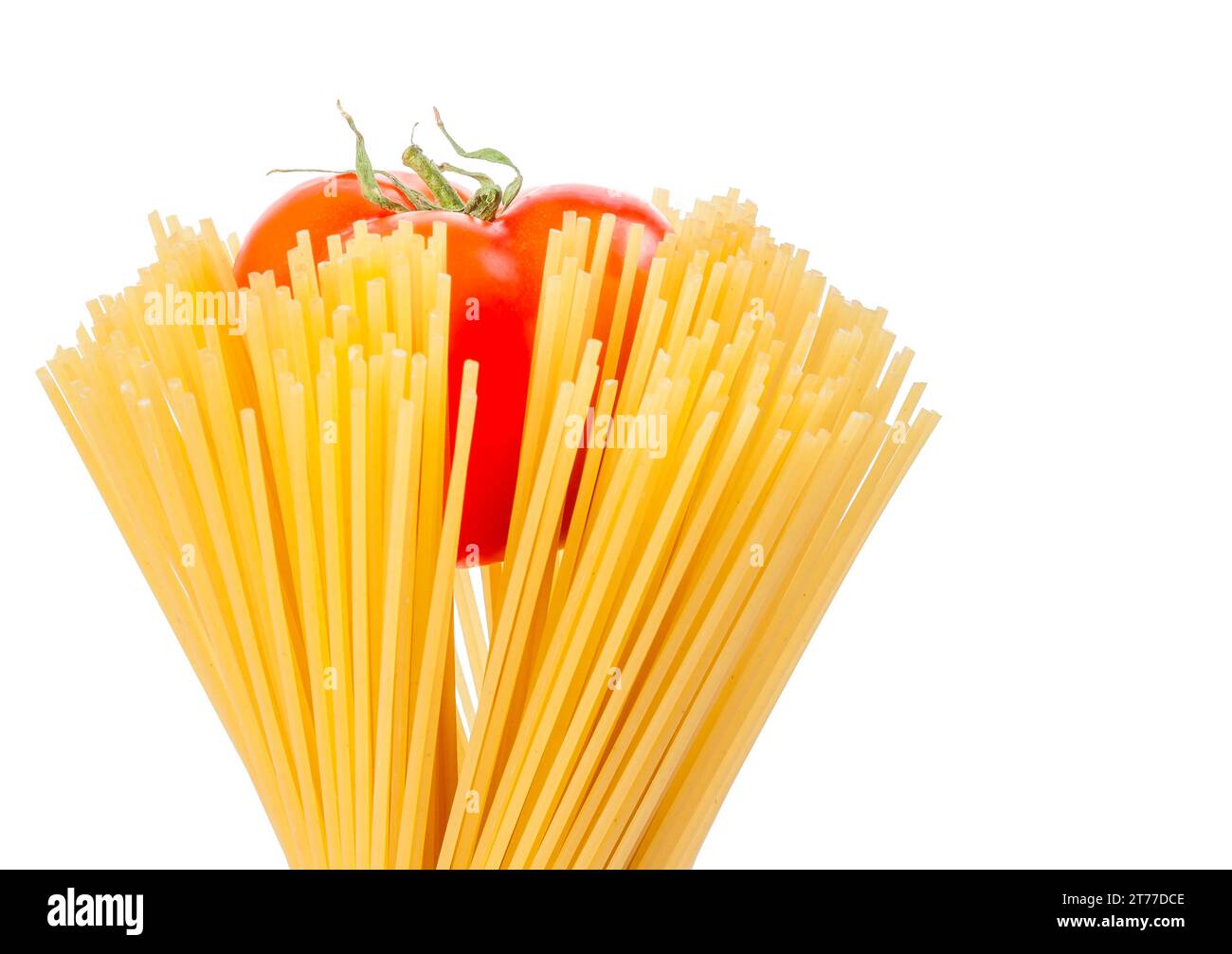 spaghetti di pasta cruda con pomodoro all'interno su sfondo bianco con spazio per il testo, tipica cucina italiana Foto Stock