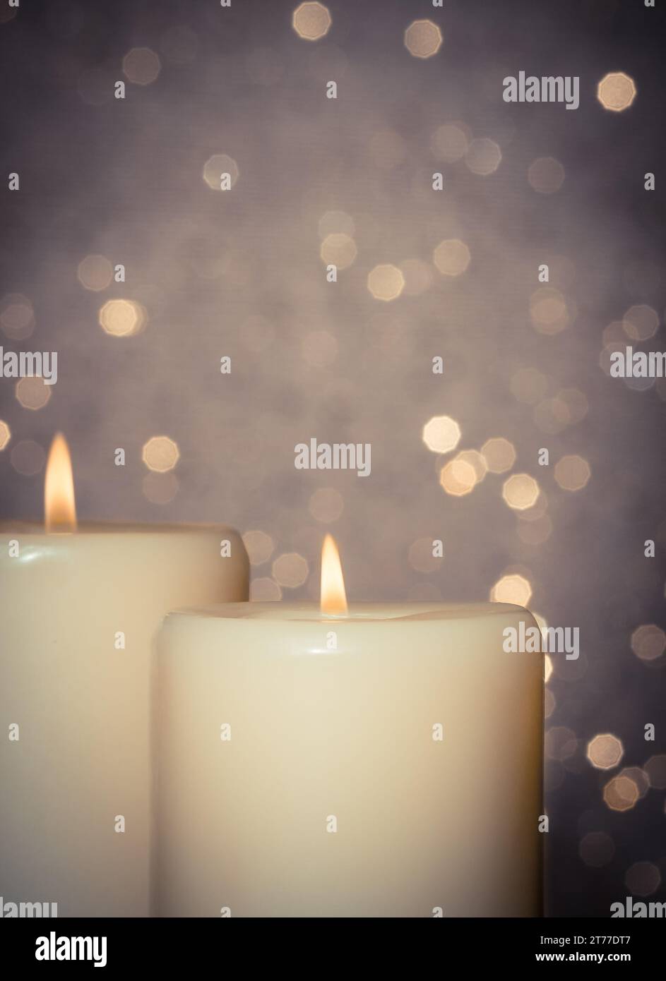 candele con fiamma su sfondo bokeh e spazio per il testo Foto Stock
