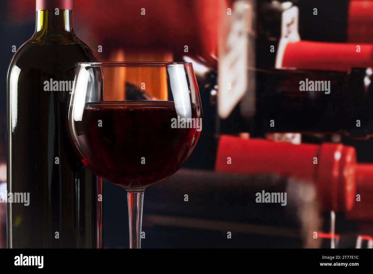 bicchiere di vino vicino alla bottiglia nella cantina con spazio per il testo Foto Stock