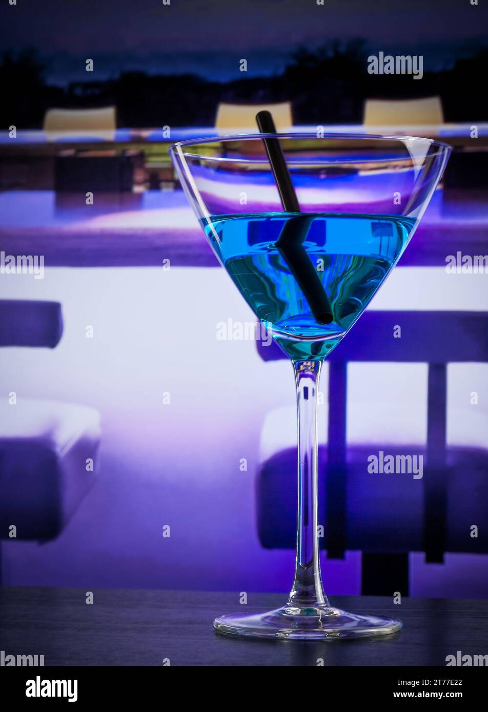 cocktail blu su un tavolo lounge bar con spazio per testo e atmosfera da club Foto Stock