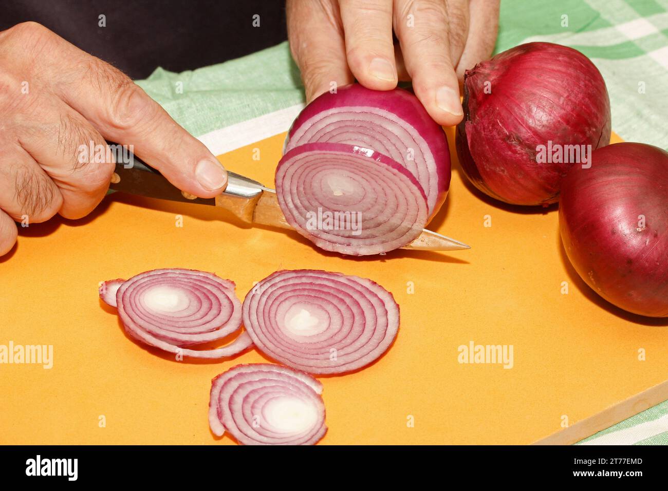 Tagliare le cipolle. Foto Stock