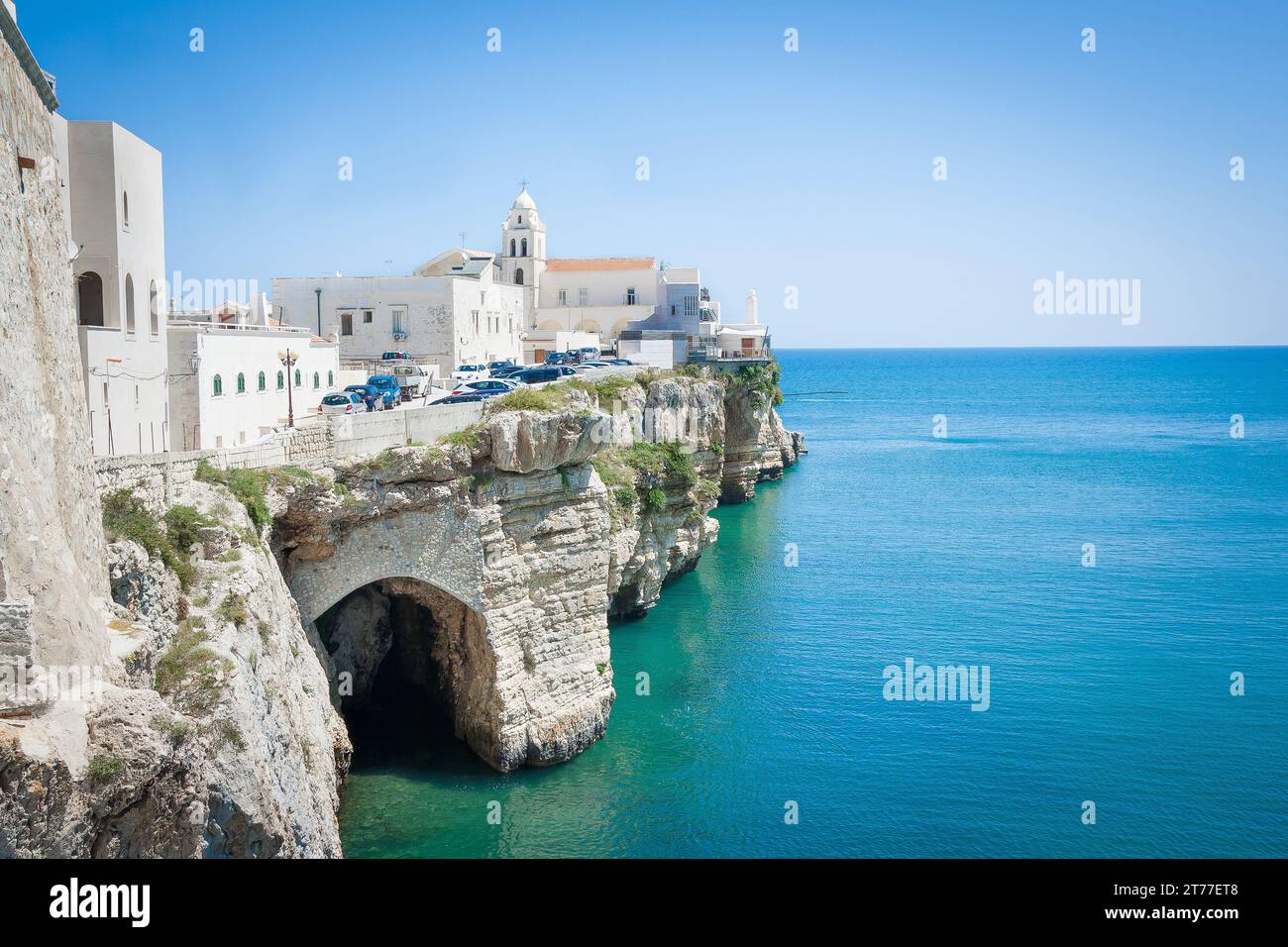 chiesa di fronte al mare adriatico a Vieste Italia con grotta a livello del mare; chiesa di fronte al mare adriatico a Vieste Italia con grotta a livello del mare Foto Stock