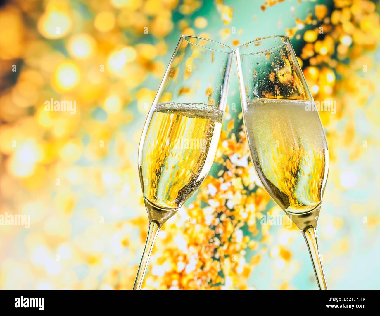 un paio di flauti di champagne con bolle d'oro fanno il tifo su sfondo chiaro dorato con spazio per il testo Foto Stock