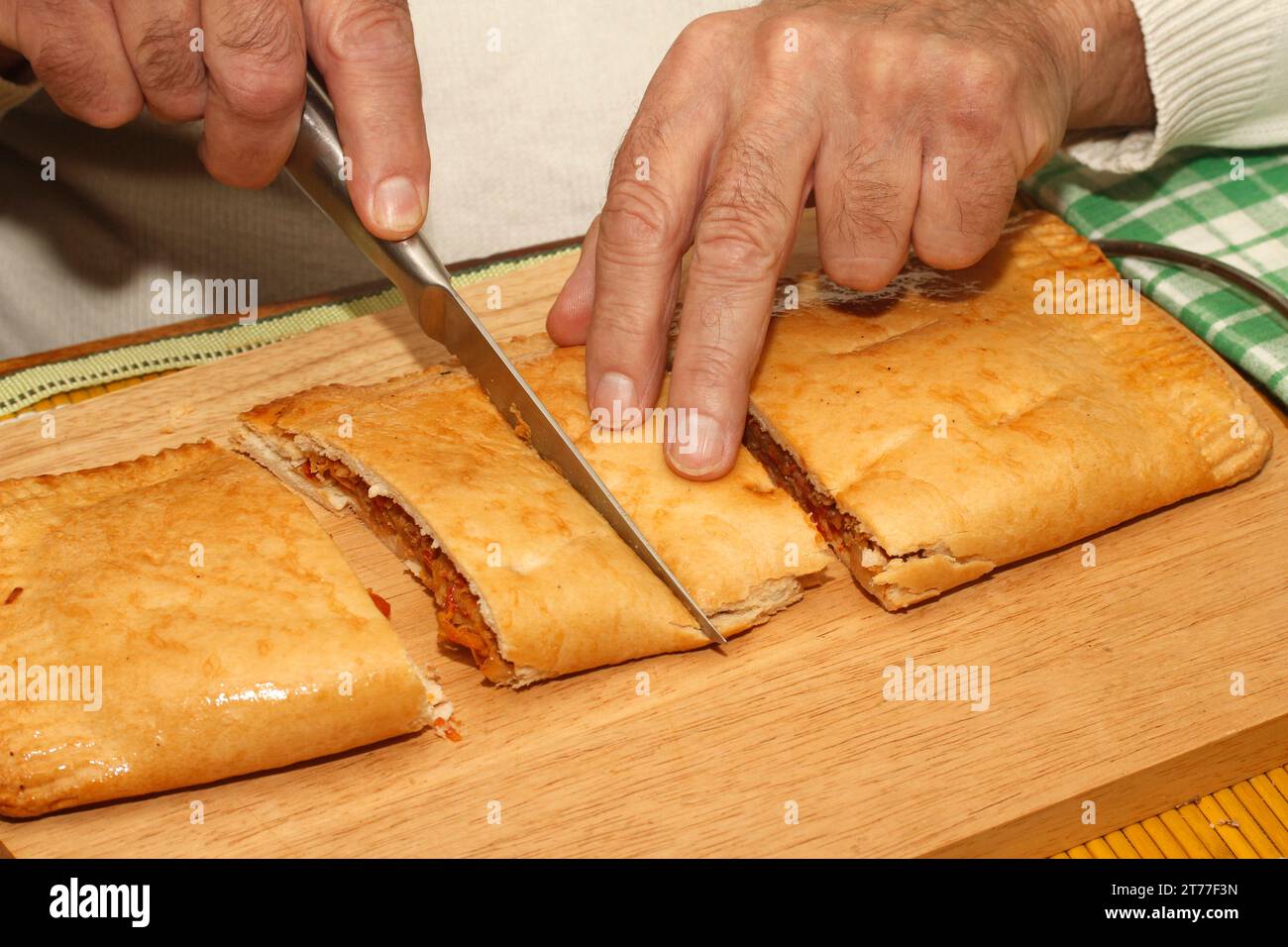 Taglio empanada gallega. Tipico della Galizia, Spagna. Foto Stock