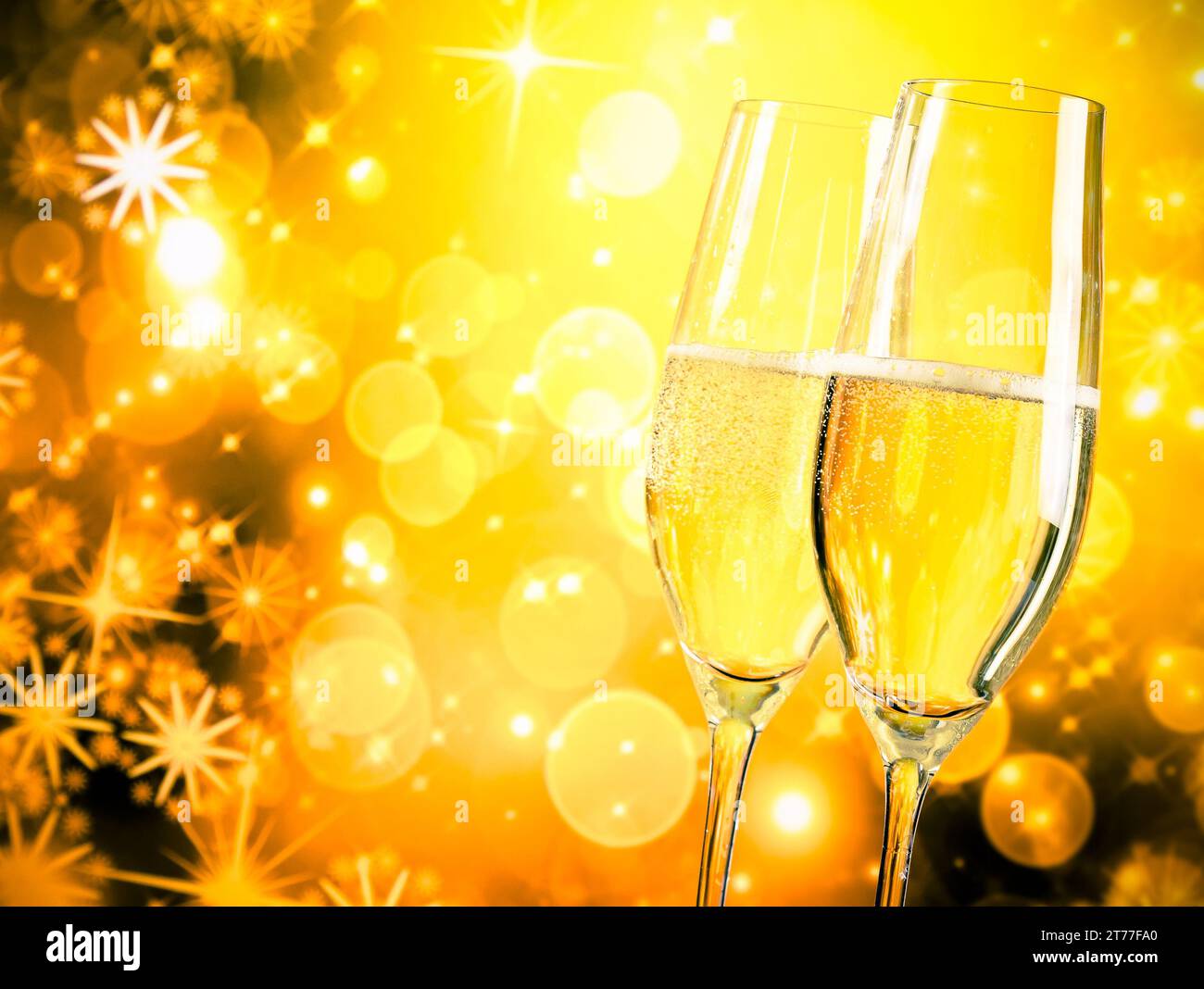 un paio di flute di champagne con bolle d'oro su sfondo chiaro dorato con spazio per il testo Foto Stock