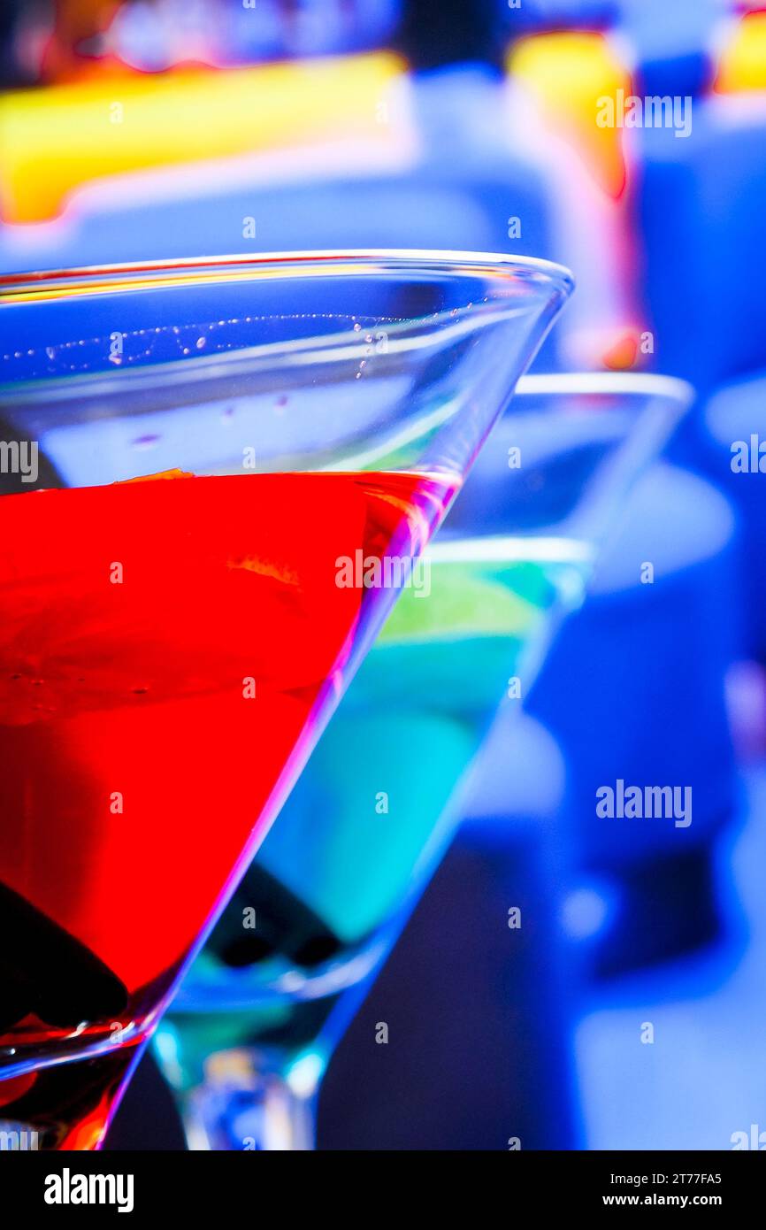 cocktail blu e rosso con spazio per testo e sfondo lounge bar Foto Stock