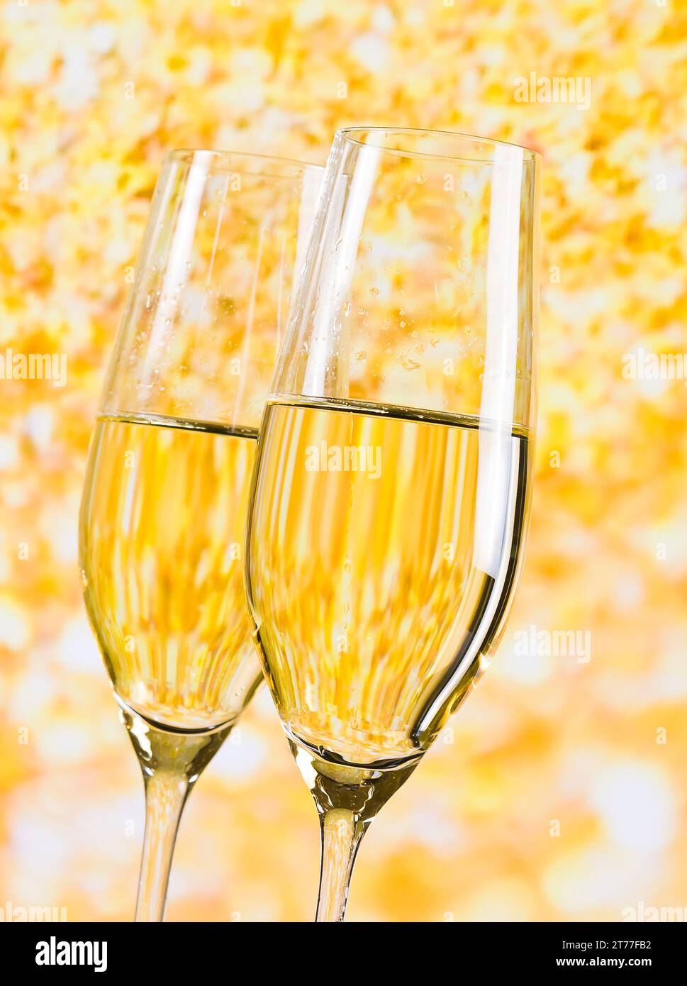 due flute di champagne su sfondo chiaro dorato, concetto di lusso Foto Stock