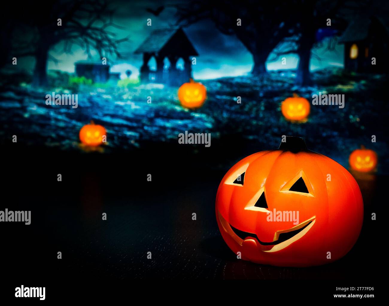 Serata di Halloween con casa spaventosa e zucca, concetto di festa di halloween Foto Stock
