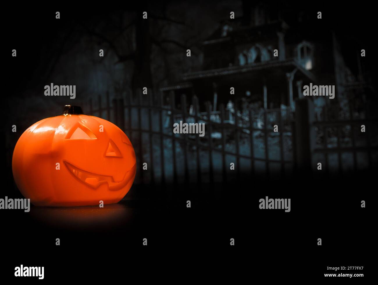 Serata di Halloween con casa spaventosa e zucca, concetto di festa di halloween Foto Stock