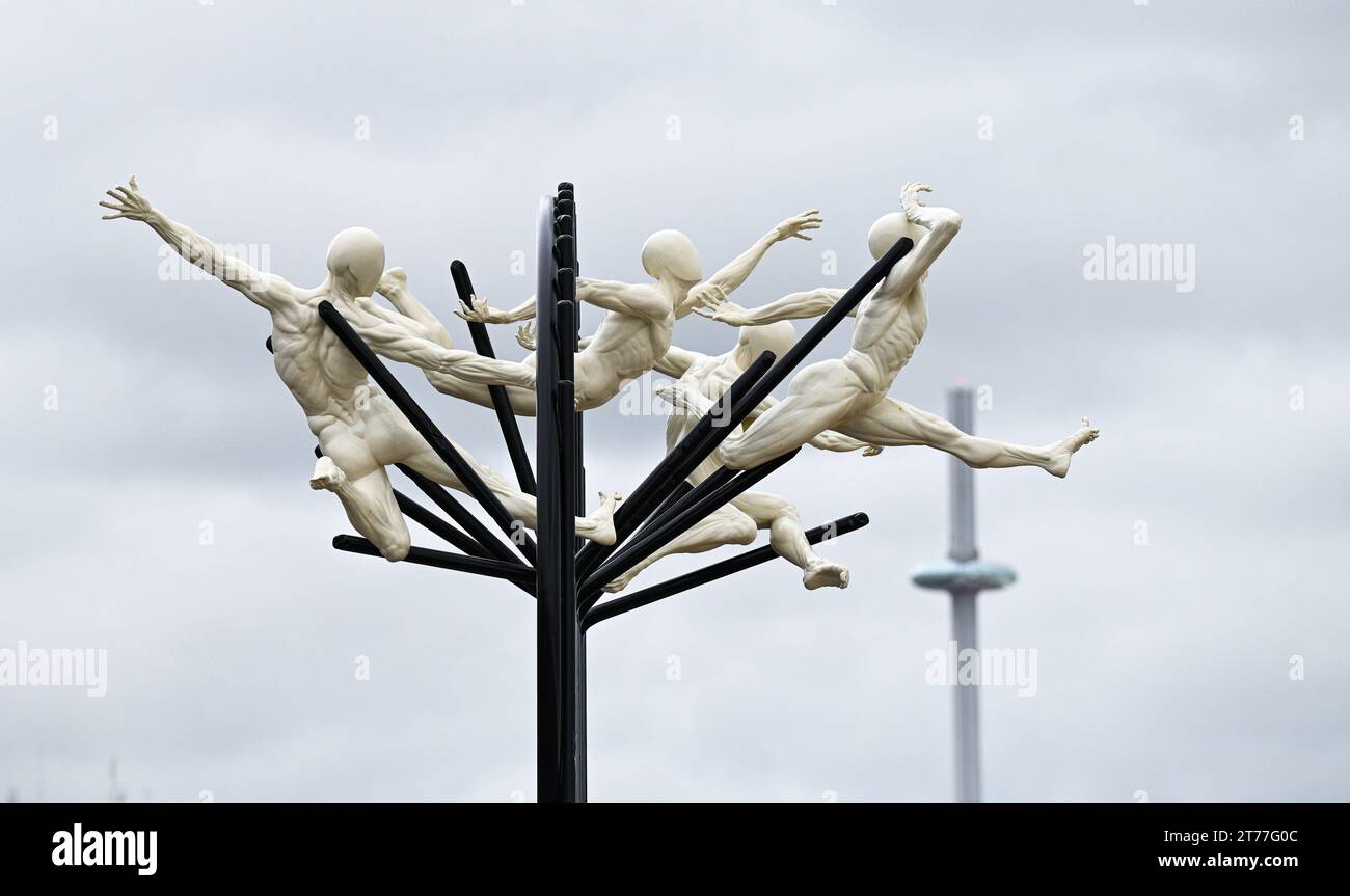 Il volo della Langoustine nuova scultura di Pierre Diamantopoulo, che è l'ultima opera d'arte ad essere sul basamento del lungomare di Hove. Foto Stock