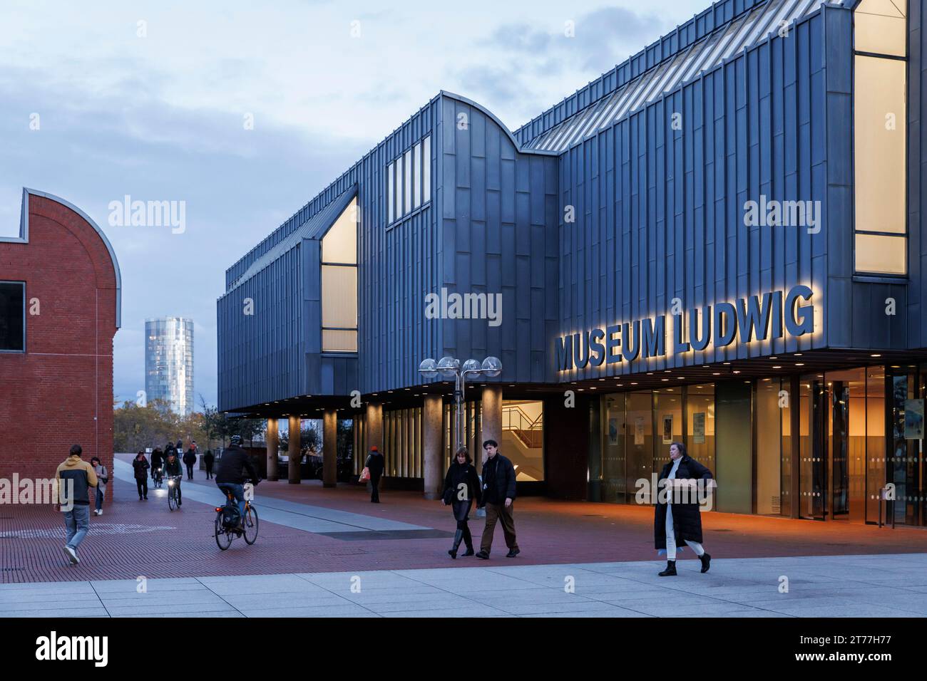 Il Museo Ludwig in piazza Heinrich-Boell, sullo sfondo l'edificio alto CologneTriagle nel quartiere Deutz, Colonia, Germania. das M Foto Stock