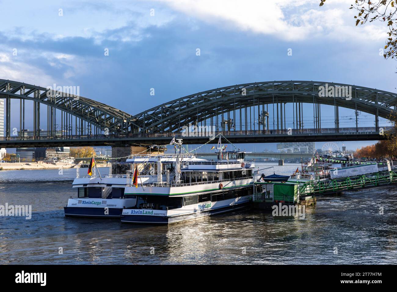 Un pontile sul fiume Reno, ponte Hohenzollern, Colonia, Germania. Schiffsanleger am Rhein, Hohenzollernbruecke, Koeln, Deutschland. Foto Stock