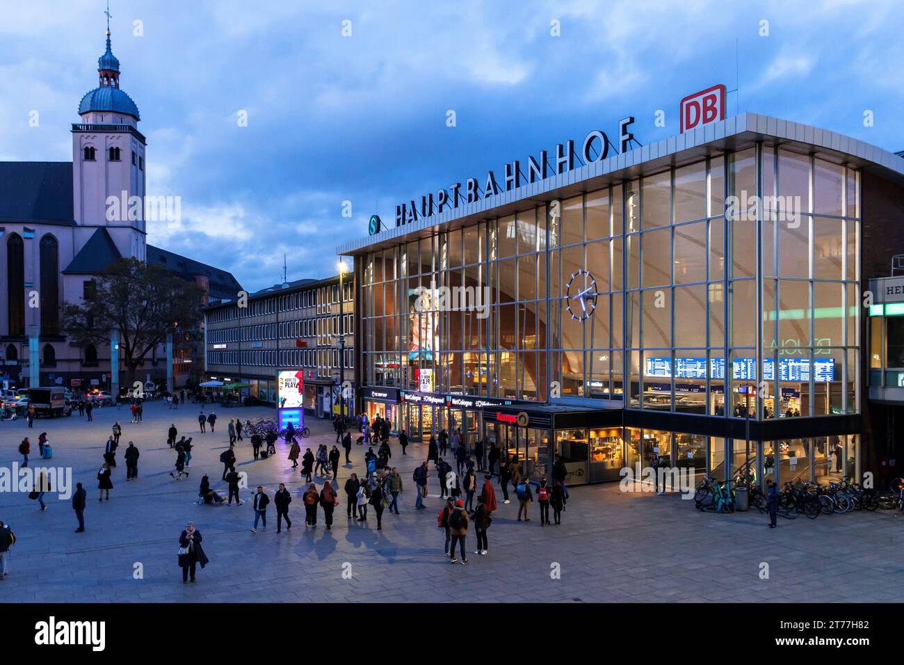 La piazza di fronte alla stazione centrale, la chiesa di St Mariae Himmelfahrt, Colonia, Germania. Der Bahnhofsvorplatz, Hauptbahnhof, Kirche St Mariae lui Foto Stock