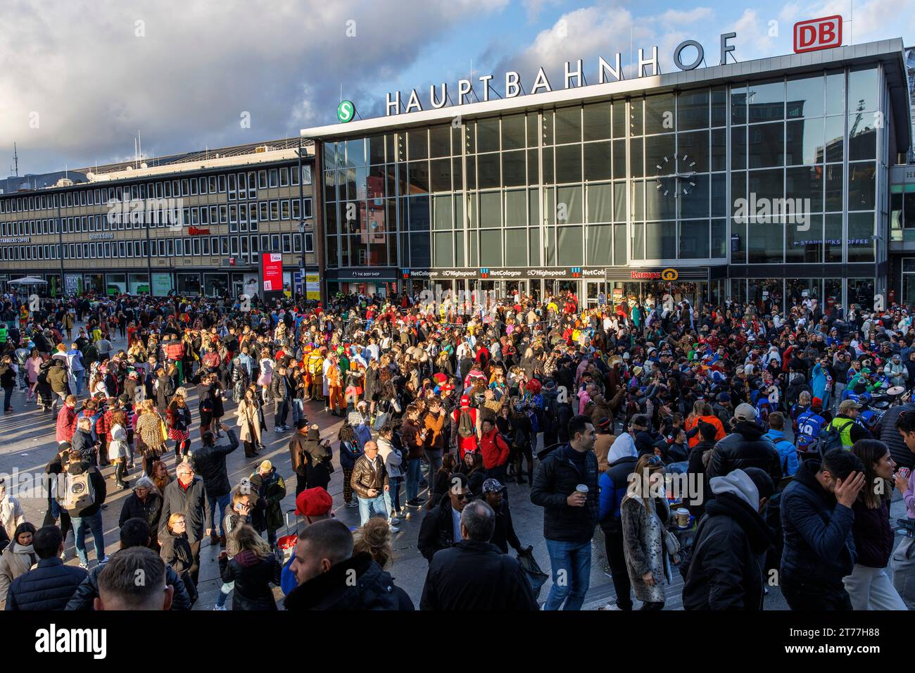 Il giorno dell'apertura della sessione di carnevale su 11.11.23 molte persone celebrano di fronte alla stazione centrale, Colonia, Germania. AM Tag der Kar Foto Stock