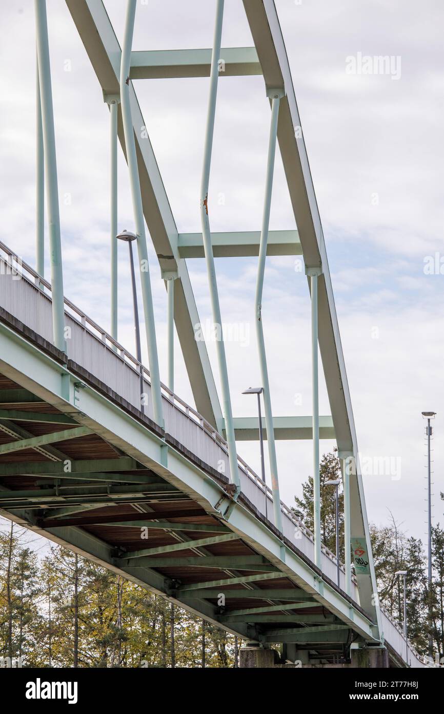 Ponte pedonale nel porto di Niehl, Colonia, Germania. Una nave con una gru estesa danneggiò gravemente il ponte il 18 ottobre 2023. Data di registrazione: 08. Foto Stock