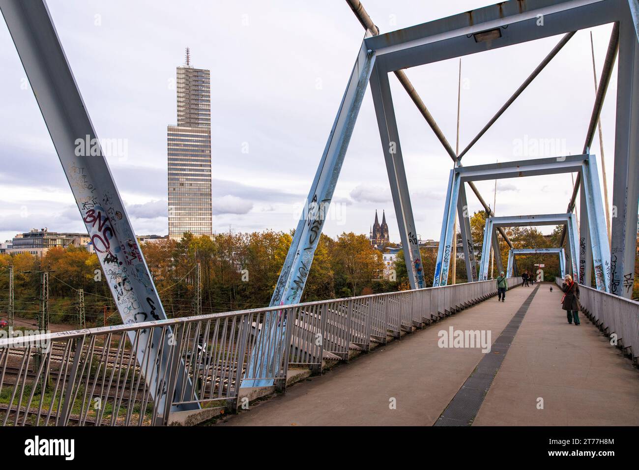 Ponte pedonale a Mediapark che porta a Herkulesberg, alto edificio KoelnTurm e la cattedrale, Colonia, Germania. Fussgaengerbruecke am Mediap Foto Stock