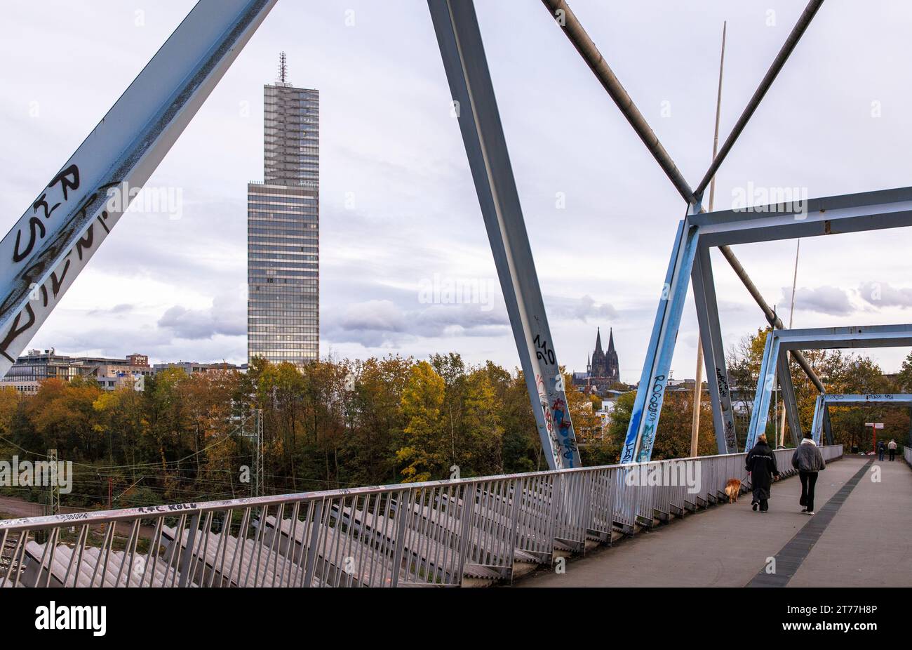 Ponte pedonale a Mediapark che porta a Herkulesberg, alto edificio KoelnTurm e la cattedrale, Colonia, Germania. Fussgaengerbruecke am Mediap Foto Stock