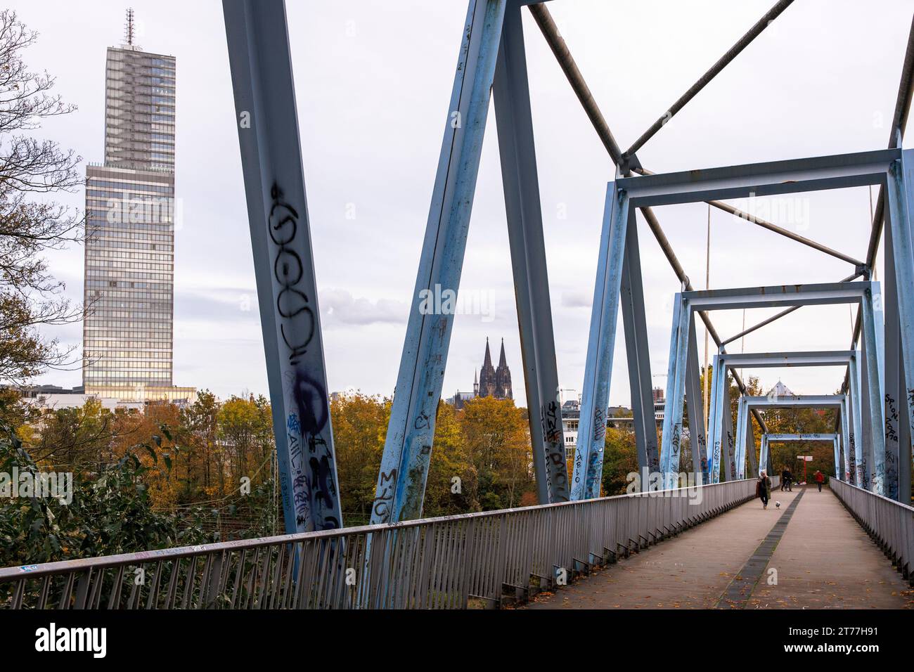 Ponte pedonale a Mediapark che porta a Herkulesberg, alto edificio KoelnTurm e la cattedrale, Colonia, Germania. Fussgaengerbruecke am Mediap Foto Stock