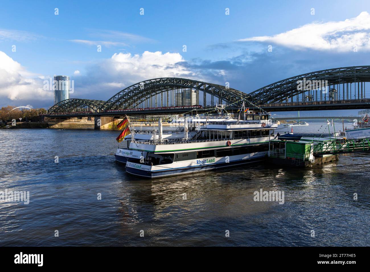 Un pontile sul fiume Reno, ponte Hohenzollern, Colonia, Germania. Schiffsanleger am Rhein, Hohenzollernbruecke, Koeln, Deutschland. Foto Stock