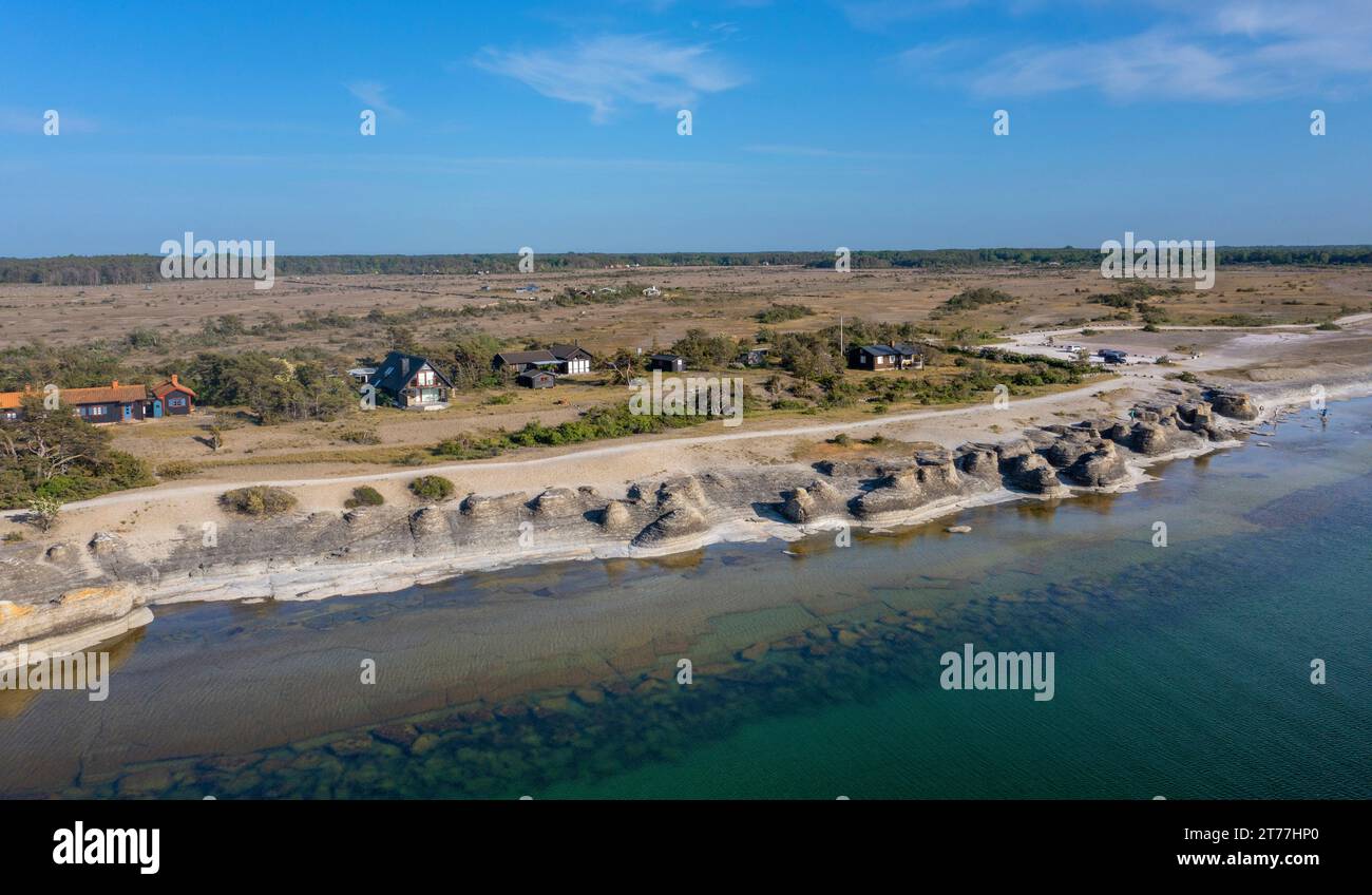 I cumuli di pietra calcarea raukar di Byrums sulla riva, vista aerea, Svezia, Oeland Foto Stock