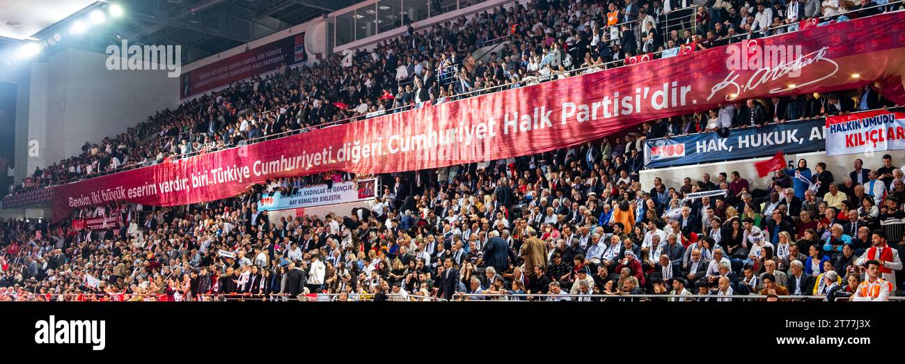 Al 38° Congresso del CHP, uno striscione recita le parole di Ataturk: "Ho due grandi opere, una è il partito e l'altra è la Repubblica" Foto Stock