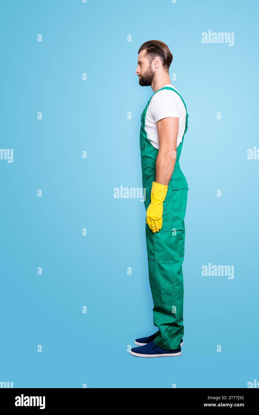 Vista laterale mezzo viso snap, full size ritratto di virile aspro barbuto concentrato uomo con barba corta, acconciatura in uniforme verde, isolato su Foto Stock