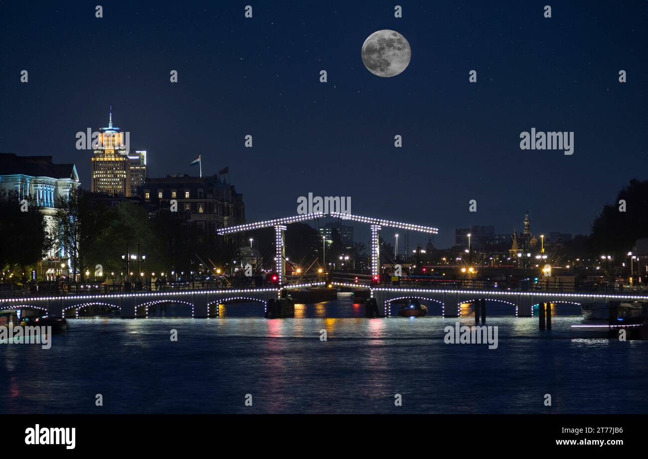 Il Magere Bridge o Skinny Bridge sul fiume Amstel nella città di Amsterdam nei Paesi Bassi. Il primo ponte in questo sito fu costruito nel 1691 Foto Stock