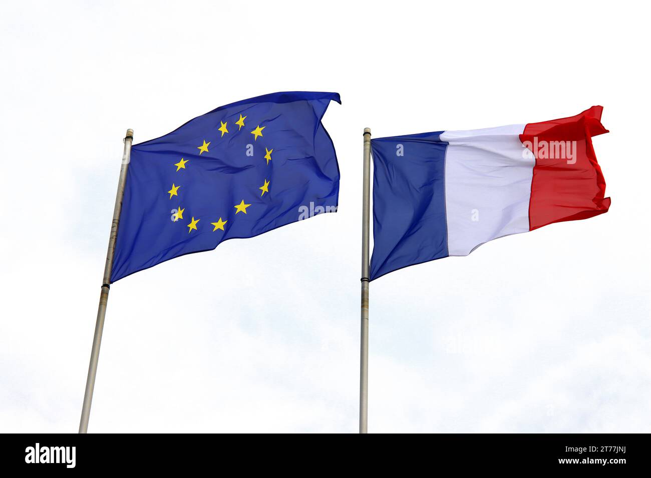 Bandiera francese e bandiera UE nel vento, Francia Foto Stock