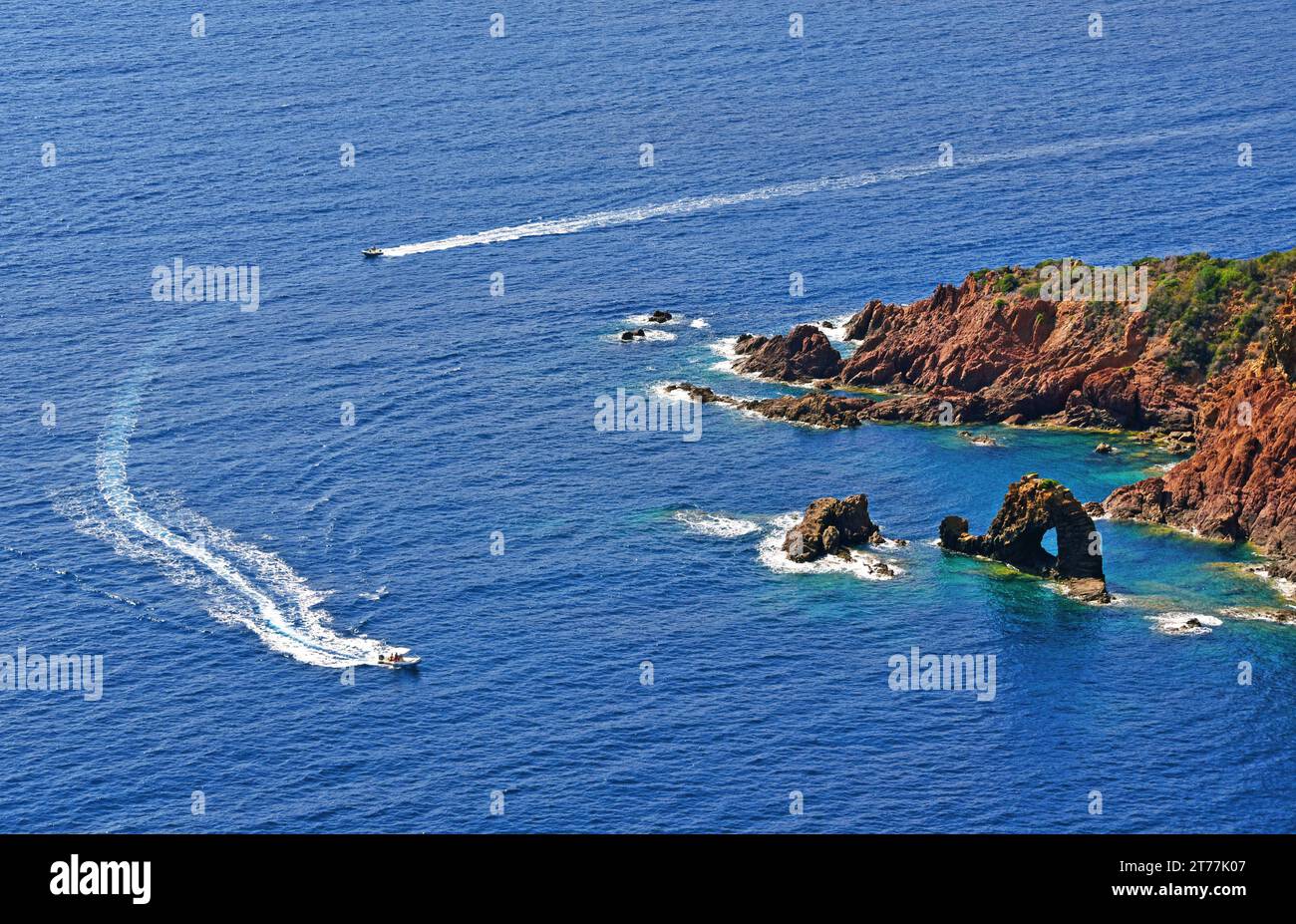 Barche a motore all'arco di Portellu, patrimonio dell'umanità dell'unesco, Francia, Corsica, Golfe de Porto Foto Stock