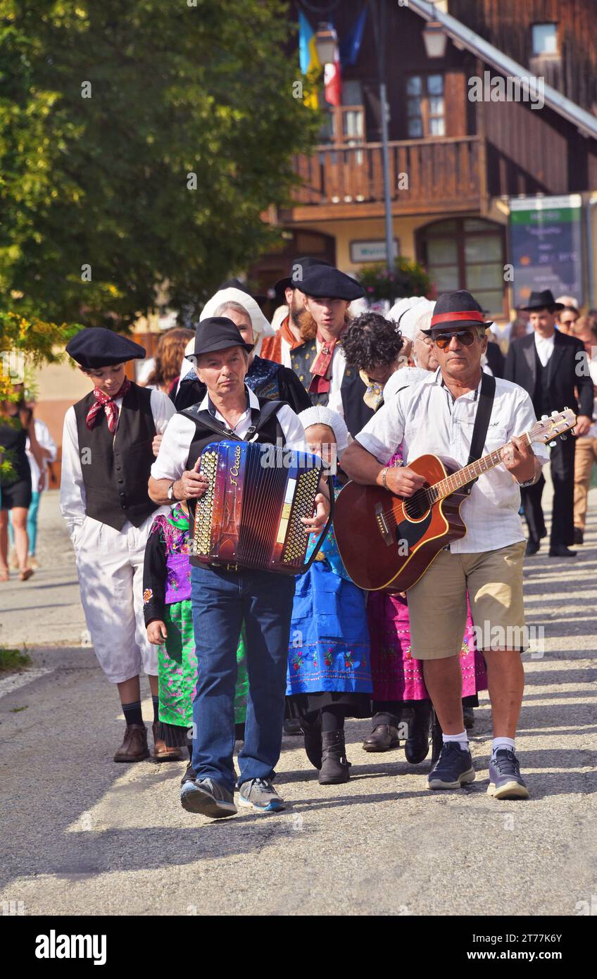Processione in costumi tradizionali, Francia, Savoia, valle della Maurienne, Saint-Colomban-des-Villards Foto Stock