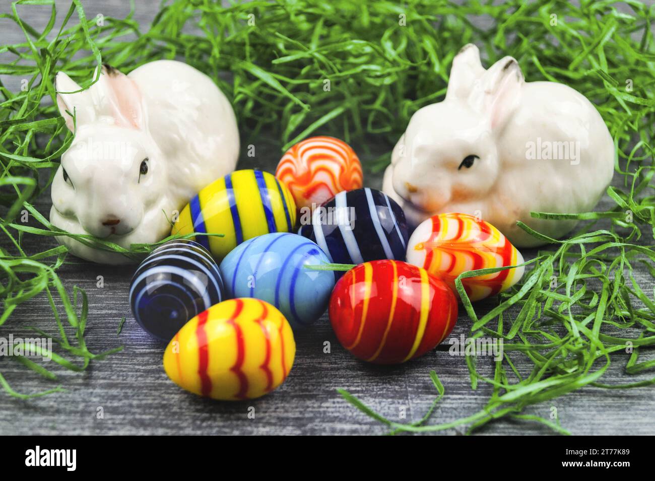 coniglietto con uova di Pasqua in grigio Foto Stock