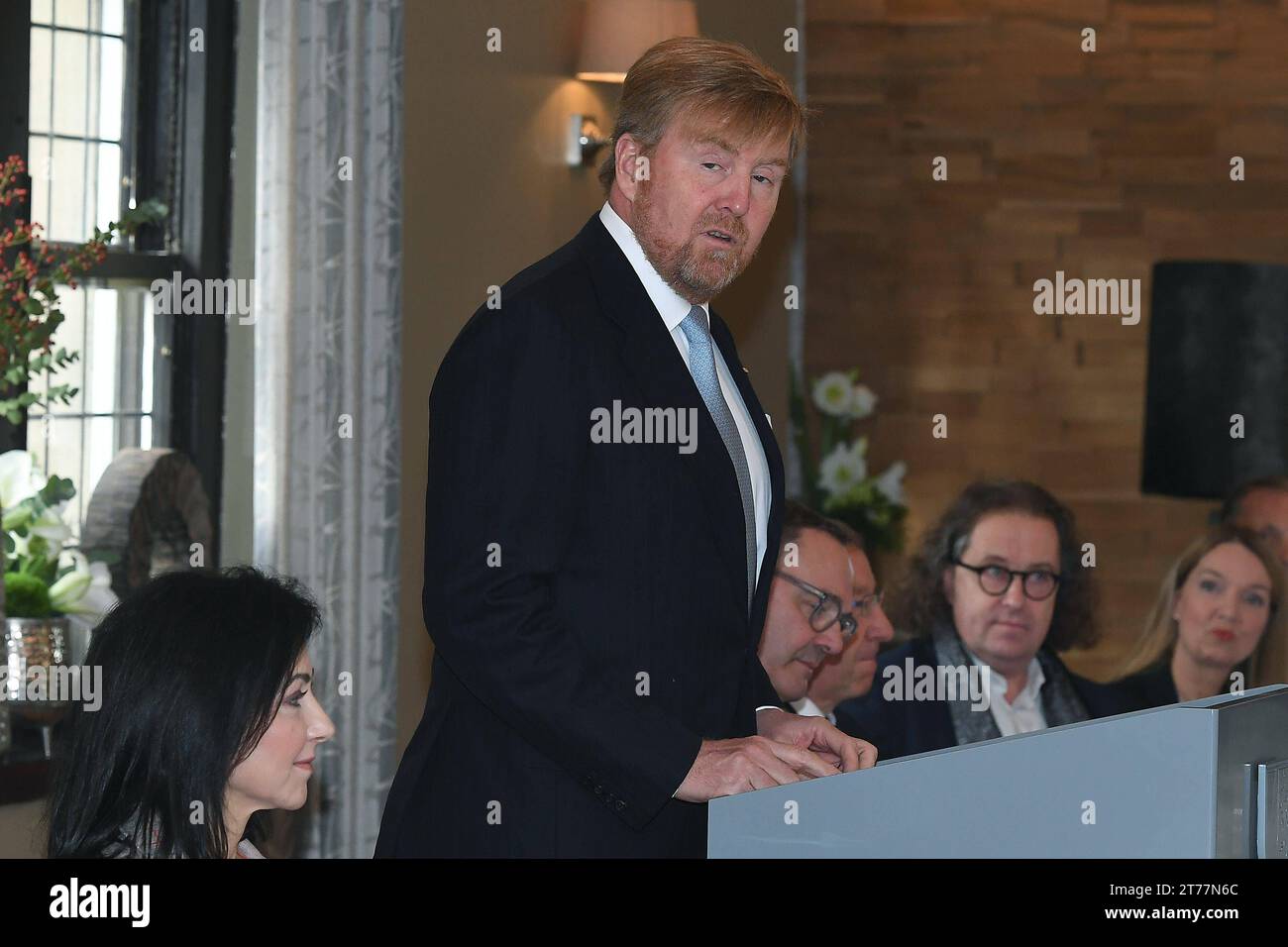 Besuch Seiner Majestät König Willem-Alexander am 14.11.2023 im Wasserschloss Wittringen a Gladbeck König Willem-Alexander bei der Begrüßungsrede im Wasserschloss Wittringen *** visita di sua Maestà re Willem Alexander il 14 11 2023 al castello di Wittringen a Gladbeck il re Willem Alexander durante il discorso di benvenuto al castello fossato Wittringen xrx Credit: Imago/Alamy Live News Foto Stock