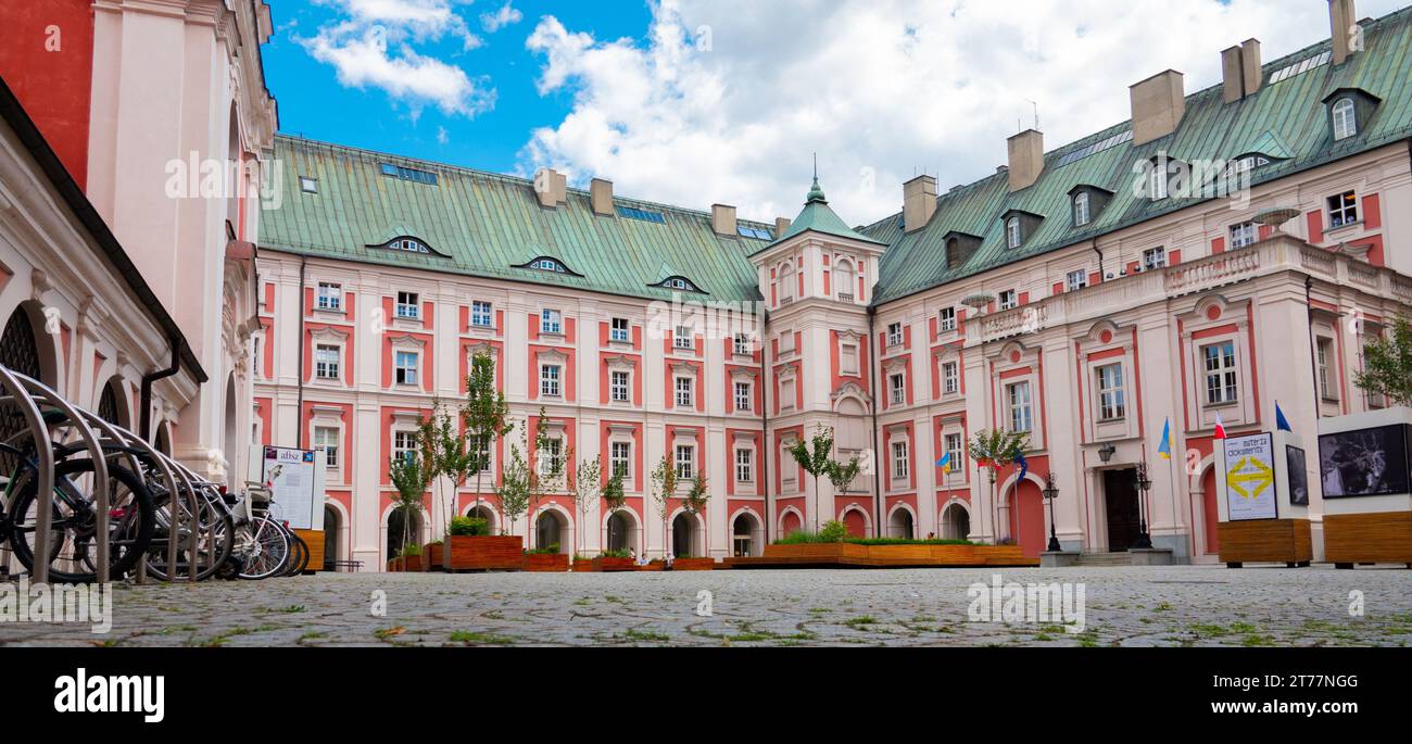 12-07-2022: Chiesa Collegiata di Fara. Cortile della chiesa barocca parrocchiale, ex collegio gesuita. Poznan. Polonia Foto Stock
