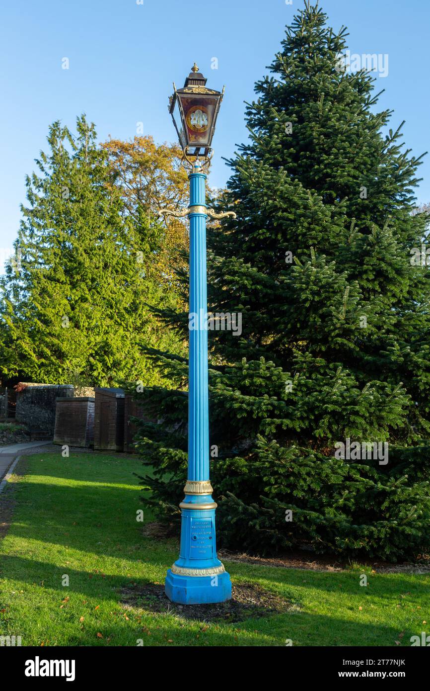 Una lampada antica presentata al piccolo villaggio scozzese di Dollar nel 1932, Clackmannanshire, Scozia Foto Stock