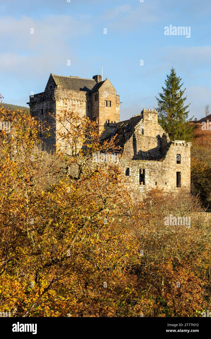 Castle Campbell situato sulle Ochil Hills e circondato da splendidi colori autunnali Foto Stock