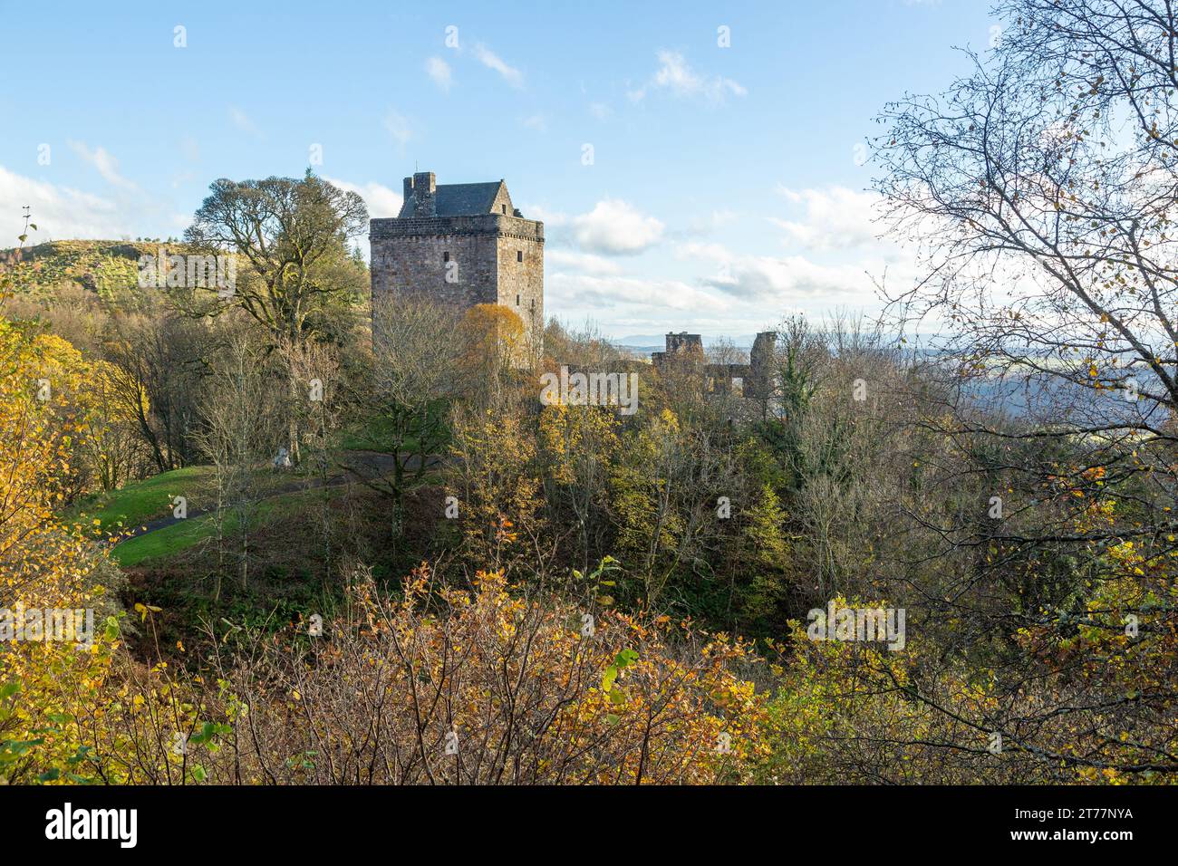 Il bellissimo Castello Campbell è ambientato tra i colori autunnali di Dollar Glen, Dollar, Clackmannanshire, Scozia Foto Stock