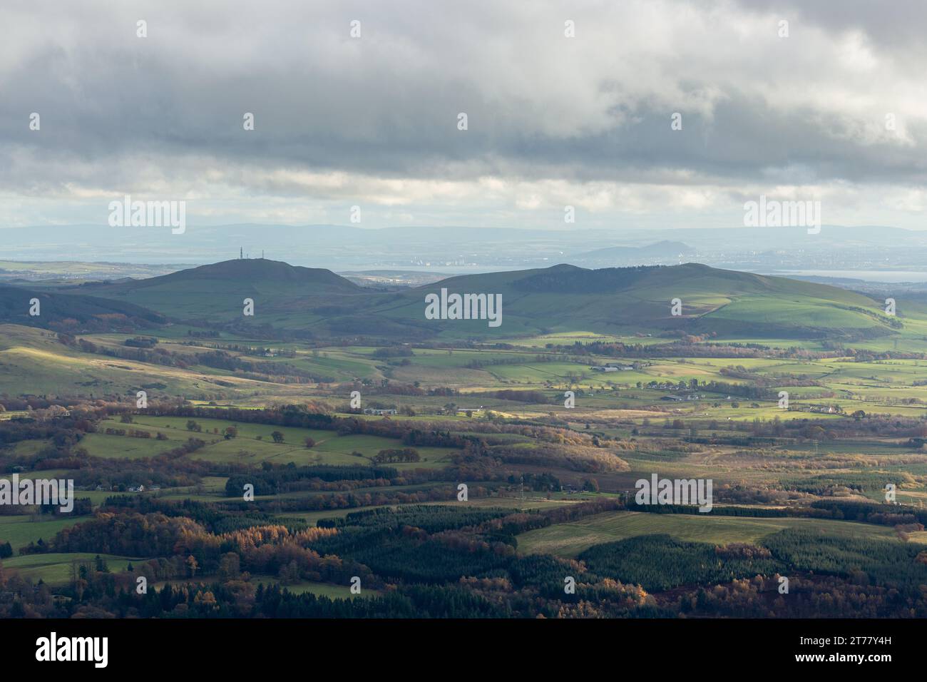 Knock Hill e Easter Cairn e Saline Hill viste da Saddle Hill nelle Ochil Hills Foto Stock